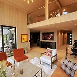 Lakefront Villa, Exclusive Leisure Near Golf & Panorama Center ヴィラ ヴラダル