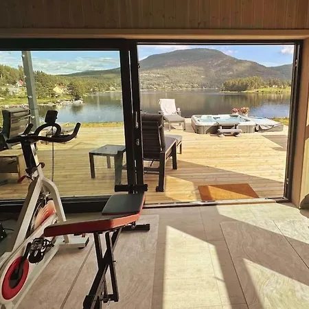Villa Lakefront Villa, Exclusive Leisure Near Golf, Straand Summerland & Panorama Center