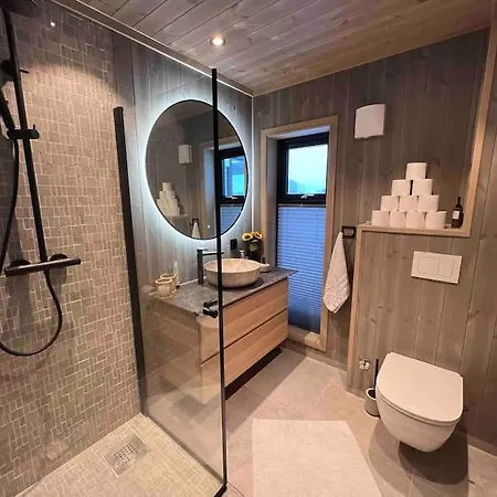 Lakefront Villa, Exclusive Leisure Near Golf & Panorama Center וילה