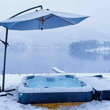 Lakefront Villa, Exclusive Leisure Near Golf & Panorama Center וילה