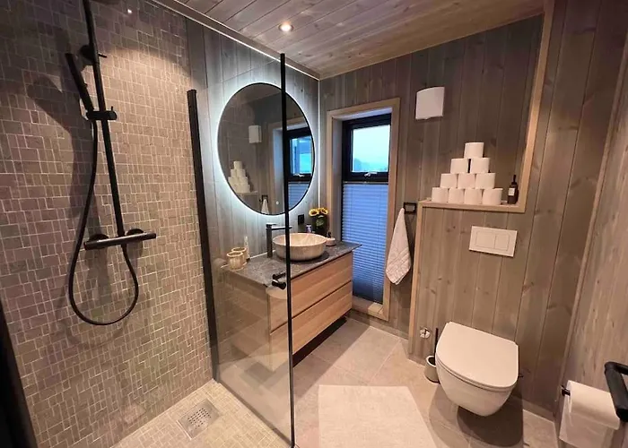 Lakefront Villa, Exclusive Leisure Near Golf & Panorama Center וילה